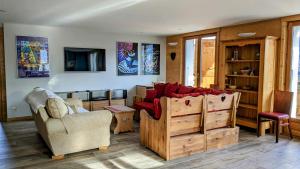 a living room with a couch and a chair at Apartment Jazz - La Terrasse de Verchaix in Verchaix