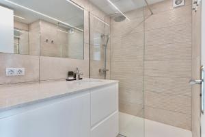 Koupelna v ubytování Brand New - Ocean Views - Sunset Facing + 15 fotografií