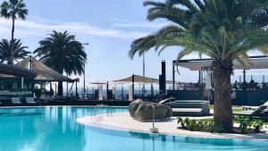 una piscina con palmeras en un complejo en Brand New - Ocean Views - Sunset Facing en Patalavaca