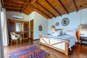 Llit o llits en una habitació de La Boheme Kabak Adults Only