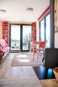 a living room with a couch and a table at Besonderer Urlaub auf Hausboot TYSTNADEN in Hamburg