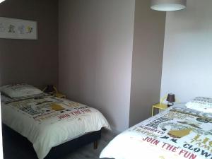 1 dormitorio con 2 camas individuales una al lado de la otra en Location Duverger, en Vendôme