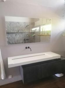 Koupelna v ubytování Einfamilienhaus, Kurzzeitmiete mit schöner Aussicht, Hohe Räume