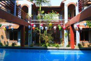 un edificio con una piscina con globos coloridos en Văn Lâm Villa en Ninh Binh