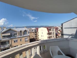 een balkon met uitzicht op sommige gebouwen bij Maja Apartment in Skopje