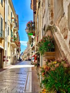 an empty street with plants on the side of a building at Gioscy in Citta' Sant'Angelo