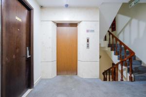 korytarz z drewnianymi drzwiami i schodami w obiekcie La Serena Hotel & Apartment w Ho Chi Minh