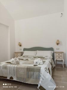 1 dormitorio con 1 cama con toallas en Villa Confalonieri, en Tricase