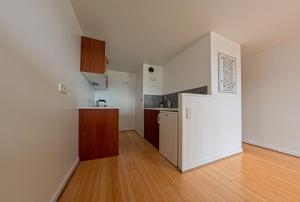 una cucina vuota con frigorifero e pavimenti in legno di Le Corbusier Expérience a Firminy