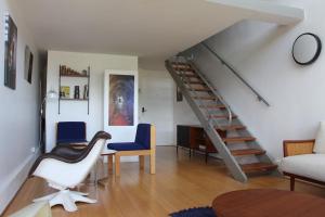 Posezení v ubytování Le Corbusier Expérience