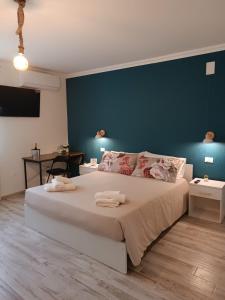 um quarto com uma cama grande e toalhas em LaCasaDiLucia SELF CHECK-IN em San Vito Chietino