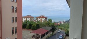 een uitzicht op de stad vanuit een gebouw bij SOYLU Suites in Trabzon