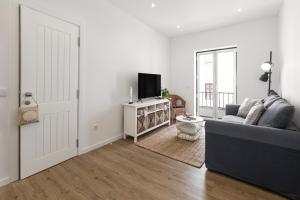 TV a/nebo společenská místnost v ubytování Seaside Salty Escape + 7 fotografií