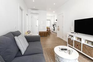 TV a/nebo společenská místnost v ubytování Seaside Salty Escape