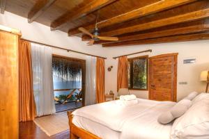 Llit o llits en una habitació de La Boheme Kabak Adults Only