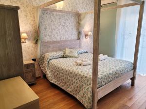 um quarto com uma cama de dossel em BariBello Apartment - 3 Bedrooms 3 Bathrooms - Bari Central Station em Bari