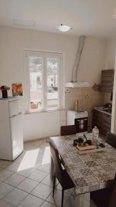 una cucina con tavolo e piano di lavoro di Ca' Rosetta Your home near Cinque Terre & Versilia ad Arcola