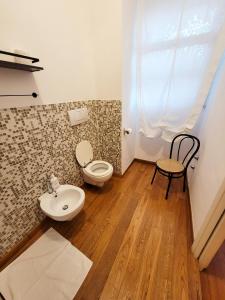 巴里的住宿－BariBello Apartment - 3 Bedrooms 3 Bathrooms - Bari Central Station，一间带卫生间和水槽的浴室