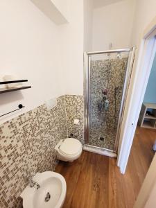 uma casa de banho com um chuveiro, um WC e um lavatório. em BariBello Apartment - 3 Bedrooms 3 Bathrooms - Bari Central Station em Bari
