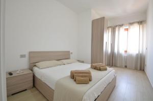 - une chambre avec un grand lit et 2 serviettes dans l'établissement Dimora Sul Mare, à Montesilvano