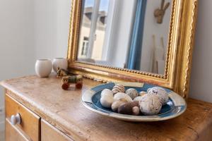 a plate of mushrooms on a dresser in front of a mirror at Machines de l'île - Fibre - Netflix - T2 LA TOUR in Nantes