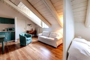 都靈的住宿－Art Heaven-Suite Graneri in Torino Centro，一间带白色沙发的客厅和一间厨房