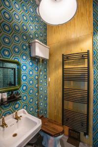 a bathroom with a sink and a toilet at Chy conary in Carbis Bay