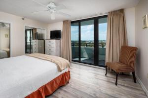 1 dormitorio con cama y vistas a un balcón en Nautilus 1501 - Gulf Front 2 Bedroom - 5th Floor - Huge Wrap Around Balcony, en Fort Walton Beach