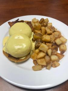 un plato de comida con patatas y helado. en Victoria Inn Hotel and Convention Center Winnipeg, en Winnipeg