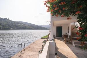 budynek ze schodami obok zbiornika wodnego w obiekcie Feel Discovery Casa do Monte w mieście Riba Douro