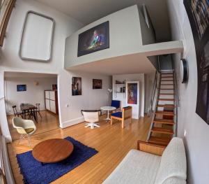 salon ze spiralnymi schodami i stołem w obiekcie Le Corbusier Expérience w mieście Firminy