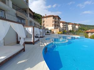 Piscina de la sau aproape de Thracian cliffs Апартамент Голф холидей