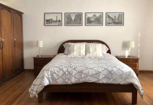 1 dormitorio con 1 cama con 3 cuadros en la pared en Apartamento cómodo y céntrico en Sucre