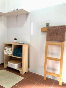 una habitación con una estantería y una escalera en una habitación en Apartamento cómodo y céntrico en Sucre