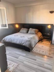 Schlafzimmer mit einem großen Bett mit Kopfteil in der Unterkunft Maison à 800m des Remparts in Aigues-Mortes + 6 Fotos