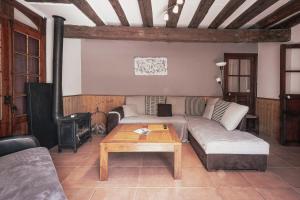 Boutx的住宿－Pyrénées Boutx - Grand Gîte de caractère，带沙发和咖啡桌的客厅