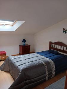 a bedroom with a large bed and a skylight at Mar & Praia - Apartamento Pedra Ouro in Pedra Do Ouro