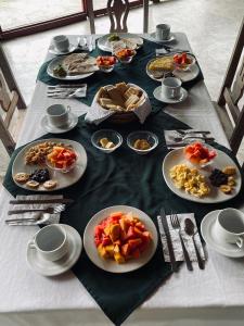 een lange tafel met borden eten erop bij Ecohabitat in Xpujil