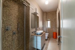 a bathroom with a sink and a shower at Vista su San Pietro - la Venere su Roma Apartment in Rome