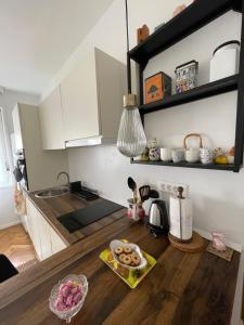 une cuisine avec un comptoir en bois dans une pièce dans l'établissement Spalato Heritage Suite, à Split