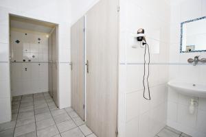 łazienka z prysznicem i umywalką w obiekcie Hostel Cinnamon w Krakowie +32 zdjęcia
