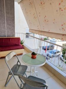 balcón con mesa, sillas y sofá en Arte Apartment, en Sarandë