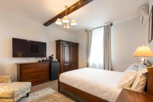 A bed or beds in a room at Castrum Wine Relais