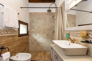 A bathroom at Castrum Wine Relais