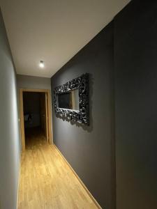 um quarto com uma parede com um espelho na parede em Lux superior apartment em Novi Sad