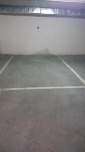 un parking vide dans un garage dans l'établissement Piso al lado de la playa, à Boiro