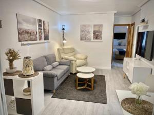 un salon avec un canapé et une table dans l'établissement El mundo soleado, à Santa Pola