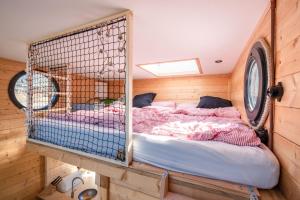 Wunderschönes Hausboot AGATHE في هامبورغ: سرير في قفص في غرفة