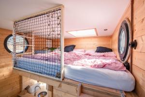 a bed in a cage in a room at Wunderschönes Hausboot AGATHE in Hamburg