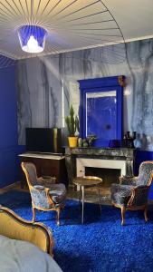 sypialnia z niebieskim pokojem ze stołem i krzesłami w obiekcie la_grande_guerais w mieście Beaussais sur Mer
